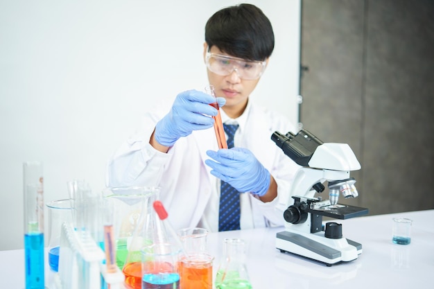 Azjatyccy naukowcy poważnie badają skład chemiczny w laboratorium Specjalizacja w młodej biotechnologii Korzystaj z zaawansowanego sprzętu mikroskopowego