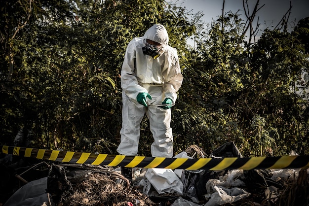 Azjatyccy naukowcy ubierają się w kombinezon chroniący przed chemikaliami sprawdź niebezpieczeństwo chemikaliapraca w niebezpiecznej strefie Pobieranie próbek w przypadku wybuchu śledztwa w sprawie wirusa koronowego z Chin