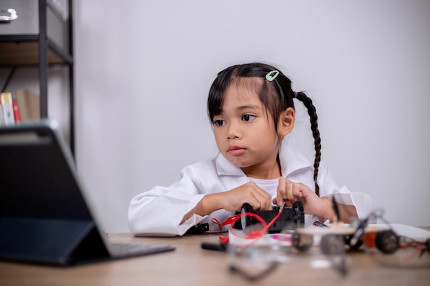 Azjatyccy Studenci Uczą Się W Domu, Kodując Samochody Robotów I Kable Do Tablic Elektronicznych W Stem Steam Matematyka Inżynieria Nauka Technologia Kod Komputerowy W Robotyce Dla Koncepcji Dla Dzieci