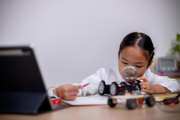 Azjatyccy studenci uczą się w domu, kodując samochody robotów i kable do tablic elektronicznych w STEM STEAM matematyka inżynieria nauka technologia kod komputerowy w robotyce dla koncepcji dla dzieci