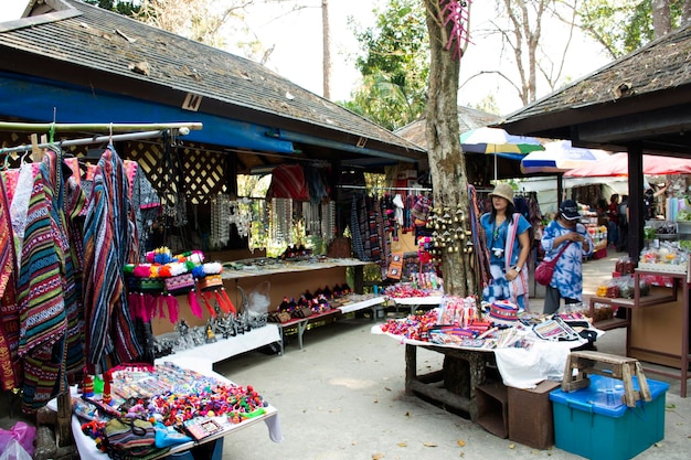 Azjatyccy Tajowie podróżują i kupują produkty i jedzenie na lokalnym targu ulicznym Doi Tung Royal Villa i Mae Fah Luang Garden w Chiang Rai w Tajlandii