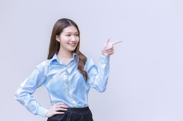Azjatycka Biznesowa Kobieta Pracująca Z Długimi Włosami, Która Nosi Niebieską Koszulę Z Długim Rękawem, Uśmiecha Się Radośnie