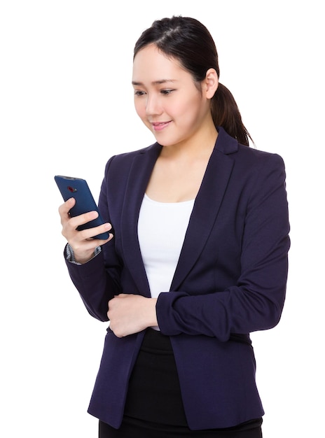 Azjatycka bizneswoman czyta na telefonie komórkowym