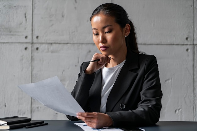 Azjatycka bizneswoman czyta raport w biurze