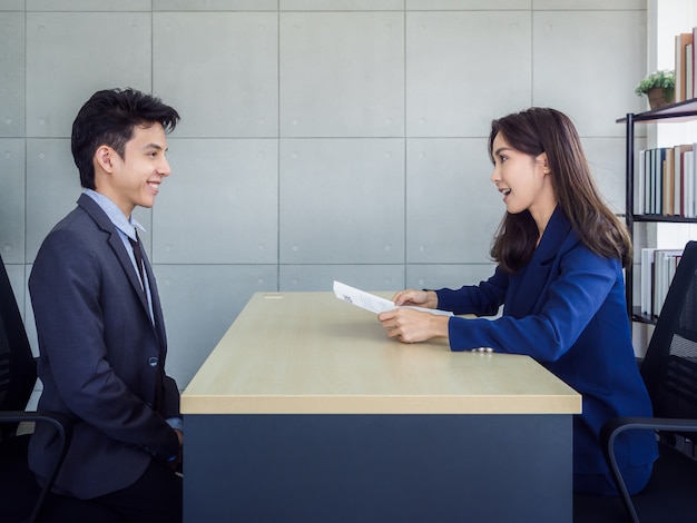Azjatycka bizneswoman, HR przeglądu wznowienie młodego azjatyckiego biznesmena w garniturze w biurze