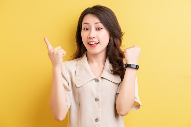 Azjatycka bizneswoman nosi smartband na dłoni do śledzenia spalanych kalorii
