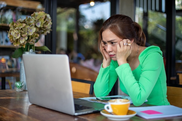 Azjatycka Bizneswoman Poważnie Traktuje Pracę Wykonaną Aż Do Bólu Głowy