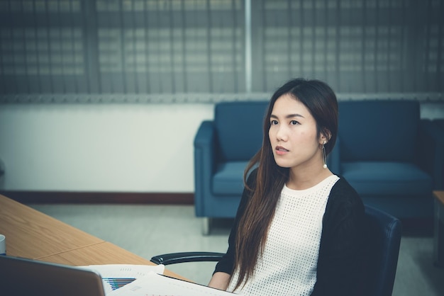 Azjatycka bizneswoman stres od ciężkiej pracyTajska pracownica kobieta pracująca w biurze