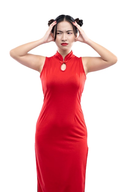 Azjatycka Chinka w sukience cheongsam stojąca ze zdenerwowanym wyrazem twarzy