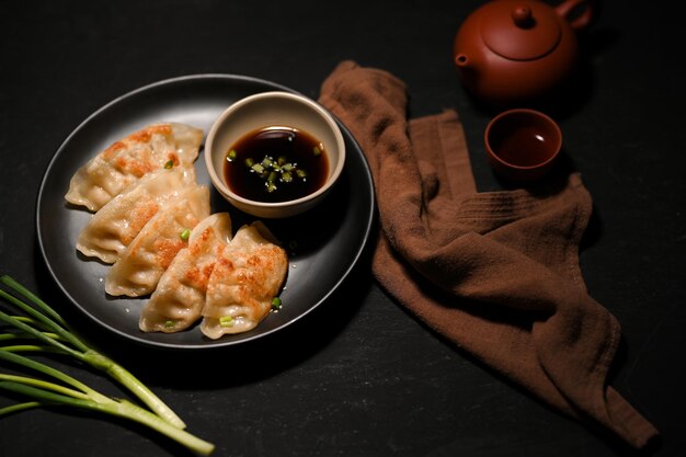 Azjatycka chińska przystawka Smażone gyoza lub smażone pierogi na czarnym tle obrazu zbliżenie