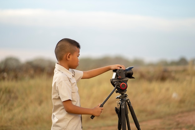 Azjatycka chłopiec bierze fotografię
