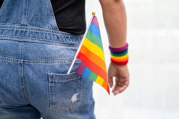 Azjatycka Dama Nosząca Opaski Z Tęczową Flagą, Symbol Miesiąca Dumy Lgbt, świętuje W Czerwcu Coroczne Spotkania Społeczne Gejów, Lesbijek, Osób Biseksualnych, Transpłciowych, Praw Człowieka.