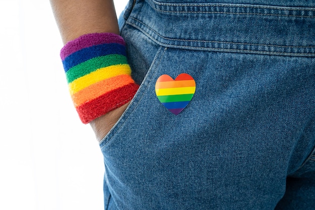 Azjatycka Dama Nosząca Opaski Z Tęczową Flagą, Symbol Miesiąca Dumy Lgbt