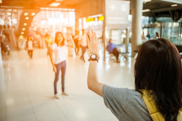 Azjatycka Dziewczyna Będzie Obejmowała Przyjaciół Z Outside.airports Concept.airports Uścisk.