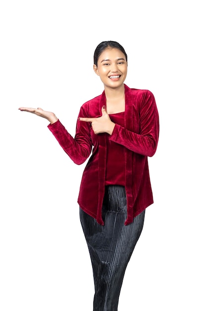 Azjatycka dziewczyna ubrana w tradycyjne stroje czerwonej kebaya z otwartą dłonią pokazującą coś