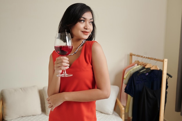 Azjatycka elegancka kobieta pijąca wino