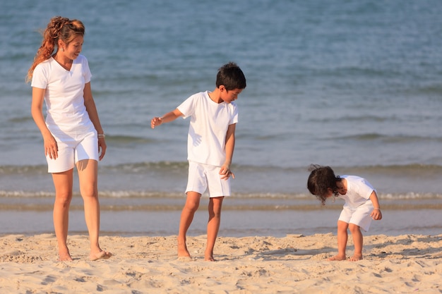 Azjatycka Gra Rodzinna Na Tropikalnej Plaży