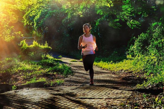 Azjatycka kobieta biegająca rano w wiejskim krajobrazie