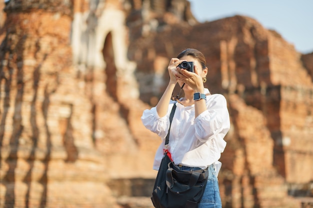 Azjatycka Kobieta Bierze Fotografię I Podróżuje