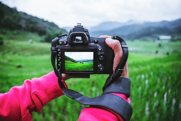 Azjatycka Kobieta Bierze Fotografię W Naturze