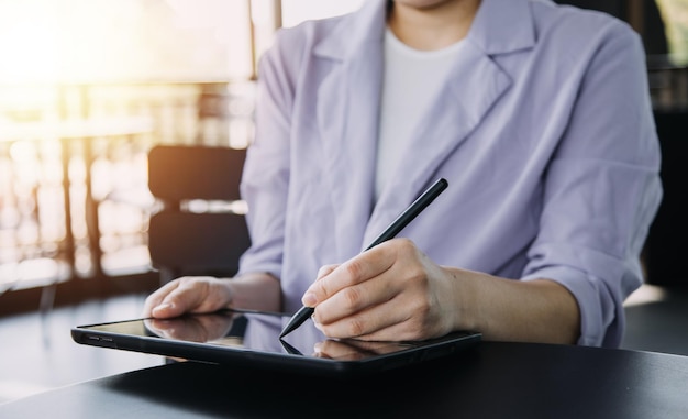 Azjatycka kobieta biznesu używająca kalkulatora i laptopa do robienia finansów matematycznych na biurku raport podatkowy statystyki rachunkowości i koncepcja badań analitycznych