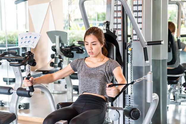 Azjatycka Kobieta ćwiczy W Gym