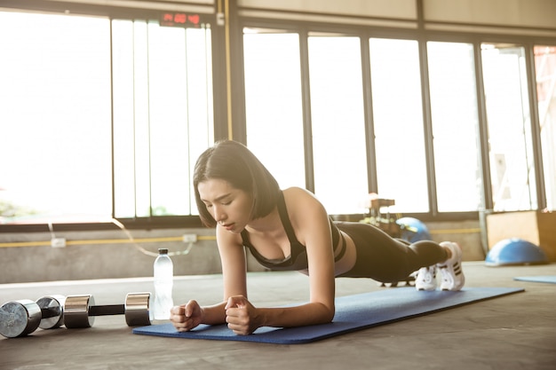 Azjatycka kobieta ćwiczy w gym