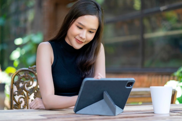 Azjatycka Kobieta Cyfrowy Nomad Szczęście Wolność Wesoły Uśmiechnięta Praca Za Pomocą Tabletu W Ogrodzie Outdoorasia Kobieta Niezależna Relaks Wypoczynek Praca W Dowolnym Miejscu Praca I Podróże Iwith Ogród Bokeh Tło