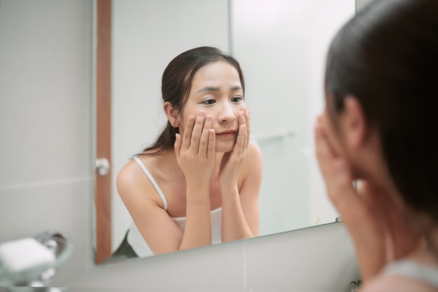 Azjatycka kobieta dba o swoją skórę