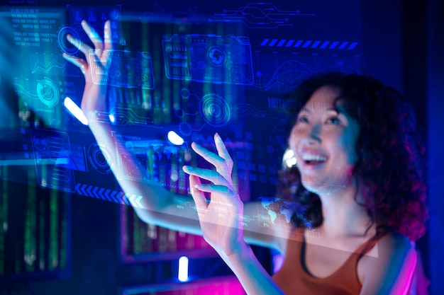 Azjatycka kobieta dotyka interfejsu na ekranie rzeczywistości wirtualnej Koncepcja futurystyczna technologii