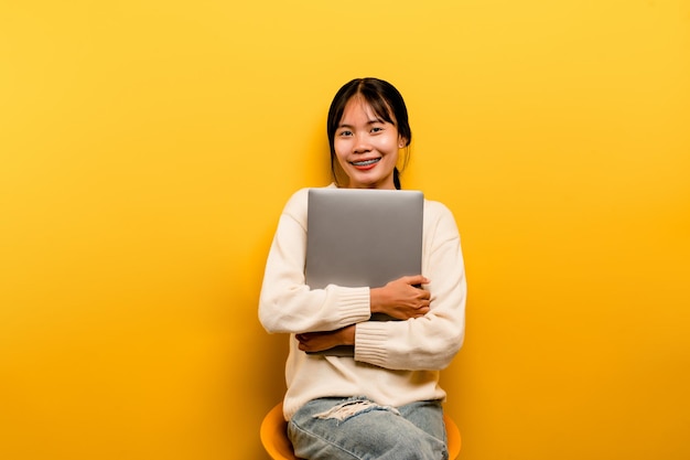 Azjatycka kobieta i laptop i chętnie pracują Zdjęcie pięknej Azjatki, która jest zadowolona z pracy