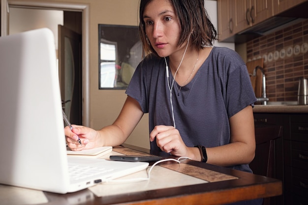 Azjatycka kobieta jako freelancer wykład i praca na laptopie w domu