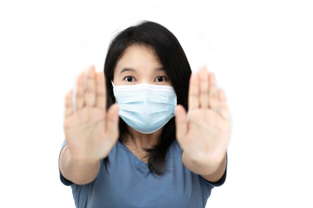 Azjatycka kobieta jest ubranym twarzową maskę dla ochrony przed zanieczyszczeniem powietrza lub wirusową epidemią na bielu