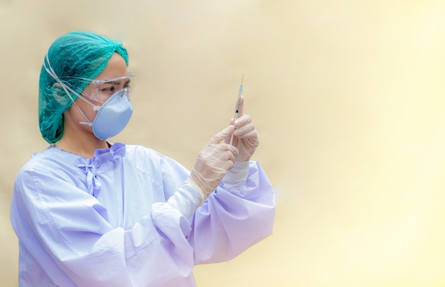 Azjatycka Kobieta Lekarz Stojący I Trzymający Butelkę Szczepionki I Strzykawkę Koncepcja Ochrony Zdrowia