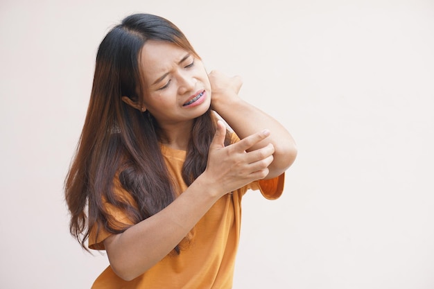 Azjatycka kobieta ma swędzącą skórę na ramieniu