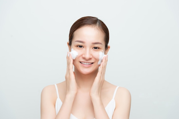 Azjatycka kobieta myjąca twarz