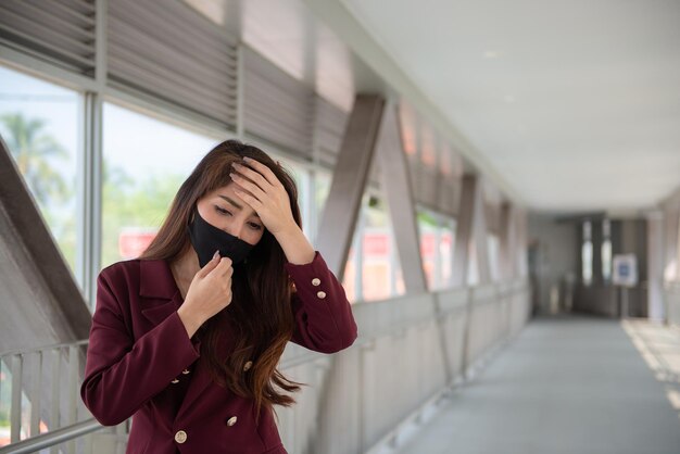 Azjatycka kobieta nosi maskę na twarz w celu ochrony wirusa COVID19 w TajlandiiMłoda dama duszność Koronawirus kaszel problem z oddychaniem