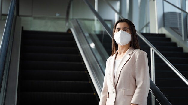 Azjatycka Kobieta Nosząca Maskę N95 W Celu Ochrony Przed Zanieczyszczeniami Pm2.5 I Wirusami. Covid-19 Koronawirus I Zanieczyszczenie Powietrza Pm2.5 Pojęcie Opieki Zdrowotnej I Medycznej.