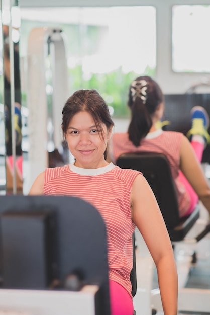 Azjatycka Kobieta Opracowywał ćwiczenie Przy Gym Odchudzaniem