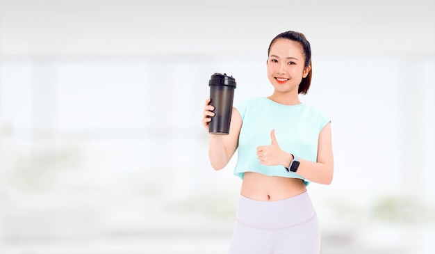 Azjatycka kobieta pijąca zdrową dietę białkową dla sportu i fitness
