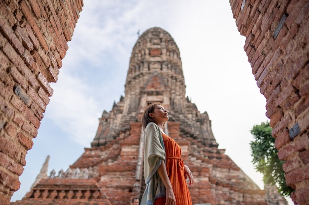 Azjatycka kobieta podróżująca w świątyni Wat Chaiwatthanaram Ayutthaya