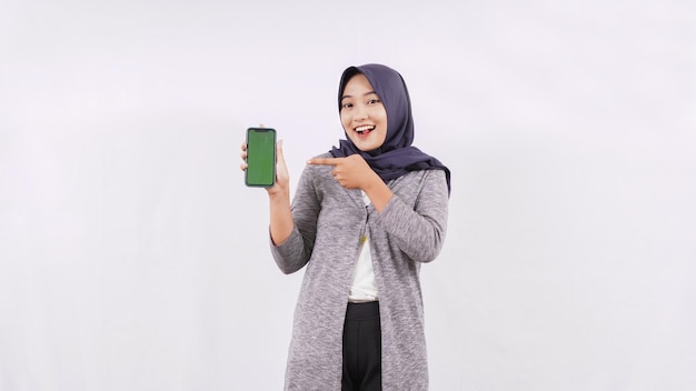 Azjatycka kobieta pokazująca ekran smartfona na białym tle