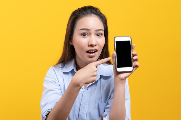 Azjatycka kobieta pokazująca wyświetlacz telefonu komórkowego promuje ofertę wow