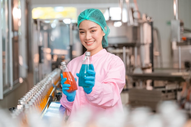 Azjatycka kobieta pracująca w pracy Kontrola jakości żywności w fabryce i pracownik kontrolujący linię produkcyjną Cysterna do napojów w fabryce mleczarskiej Koncepcja przemysłu spożywczego