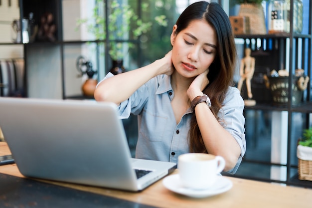 Azjatycka Kobieta Pracuje Kawę W Kawiarni I Pije Z Laptopu Uśmiechem I Szczęśliwą Pracą