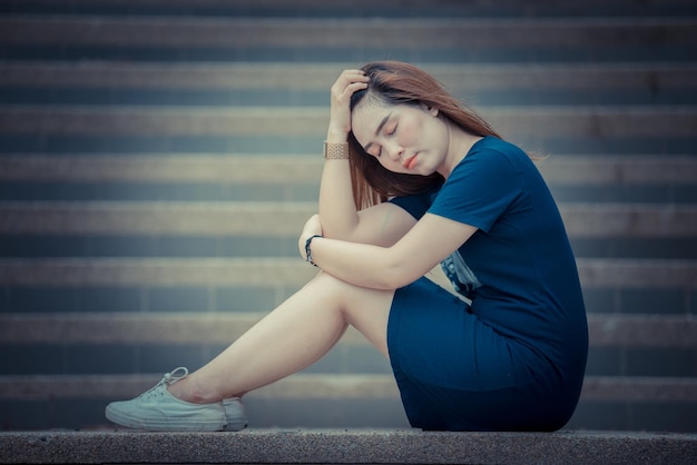 Azjatycka Kobieta Smutna Z Miłości Martwi Się, Ponieważ Stres Od Chłopakakoncepcja Kobiety Złamanego Serca