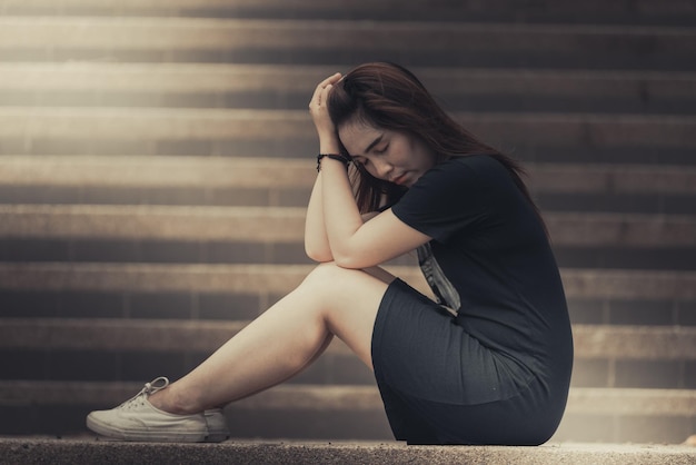 Azjatycka kobieta smutna z miłości Martwi się, ponieważ stres od chłopakaKoncepcja kobiety złamanego serca