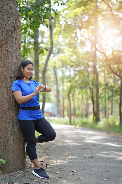 Azjatycka Kobieta Sprawdza Czas Od Mądrze Zegarka Czeka Tętna Podczas Gdy Jogging W Parku