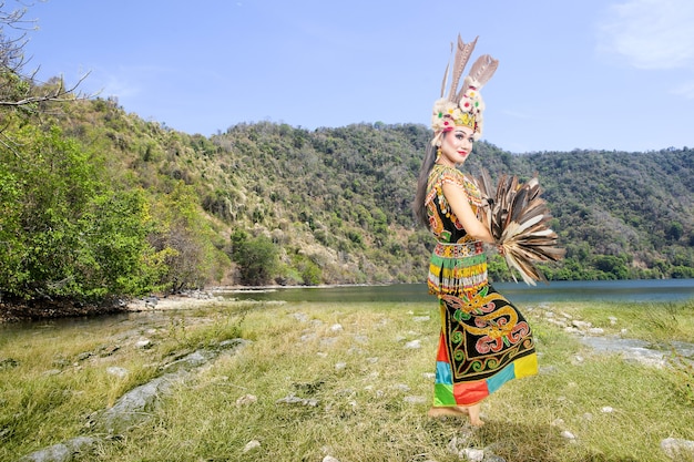 Azjatycka kobieta tańczy tradycyjny taniec wschodniego Kalimantanu (taniec Giring-Giring) na świeżym powietrzu