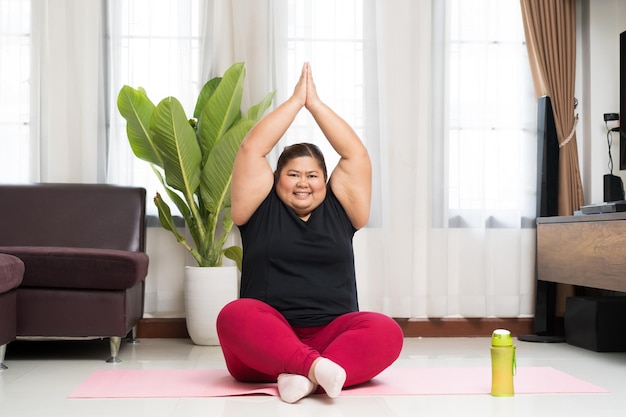 Azjatycka Kobieta Tłuszczu ćwiczenia I ćwiczenie Jogi W Domu Koncepcja Pomysłu Na Odchudzanie I Rekreację Sportową